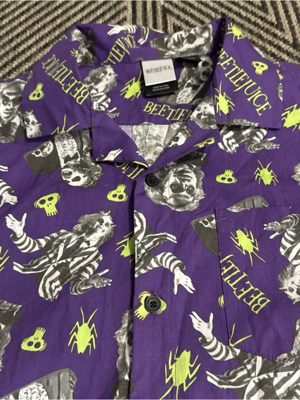 NWT Beetlejuice Mens XL Button-Up Camp Hawaiian Shirt Halloween Costume Movie - Picture 2 of 7